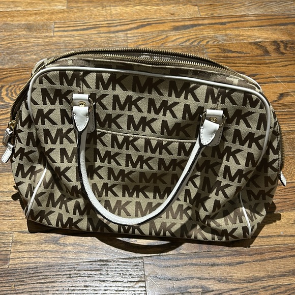 Micheal Kors Purse - Picture 3 of 3